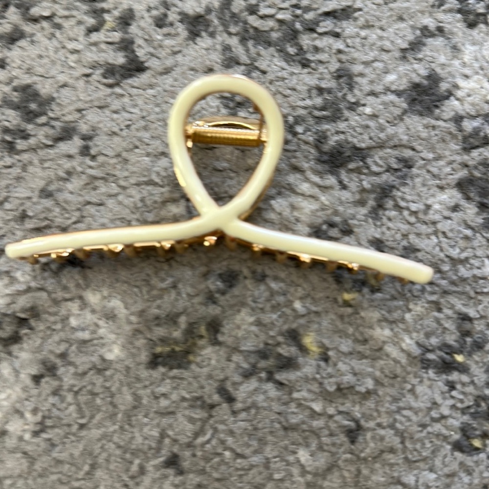White/gold claw clip
